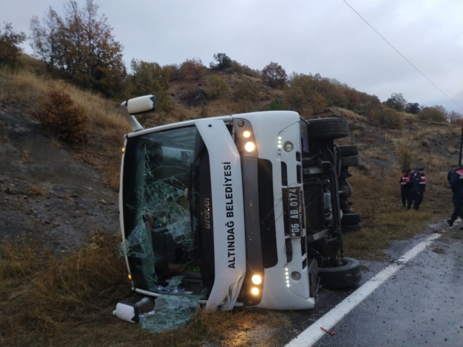 Amasya’da cenazeye gelenleri taşıyan otobüs devrildi