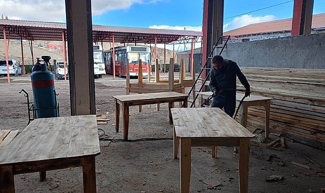 Ardahan Belediyesi bünyesinde faaliyet gösteren atölyeler fabrika gibi çalışıyor