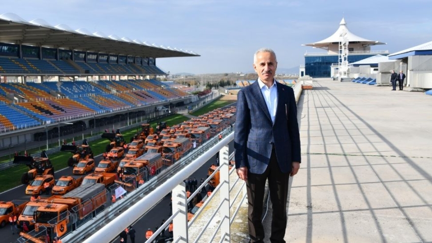 Bakan Uraloğlu: Olası kazaları önlemek için lütfen lastiklerimizi şimdiden taktıralım