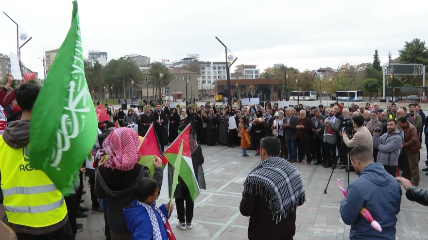 Elazığ’da öğrenci ve vatandaşlar Filistinliler için toplandı