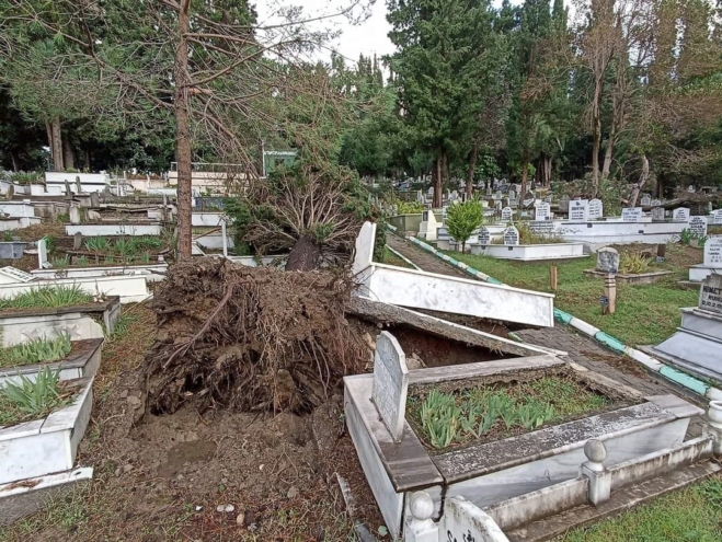 Fırtınada hasar gören mezarların tespitleri yapılıyor