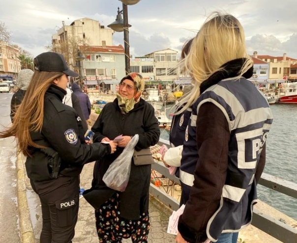 Gelibolu’da polis, kadına el kalkmaz broşürü dağıttı