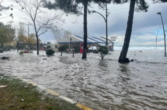 Giresun’un Tirebolu İlçesi Sahil Şeridi Dev Dalgalara Mahkum Oldu