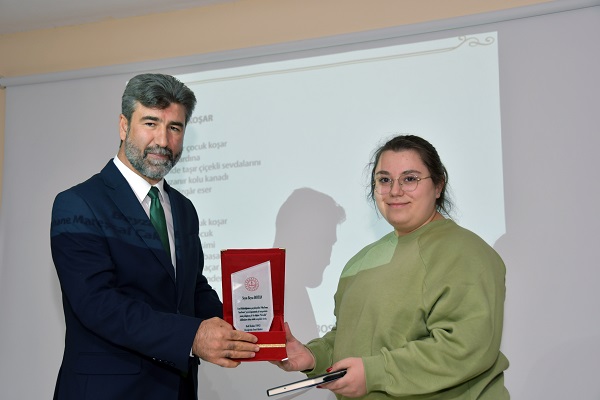 Gümüşhane Mareşal Çakmak Sosyal Bilimler Lisesi öğrencisi şiir dalında Türkiye birincisi oldu