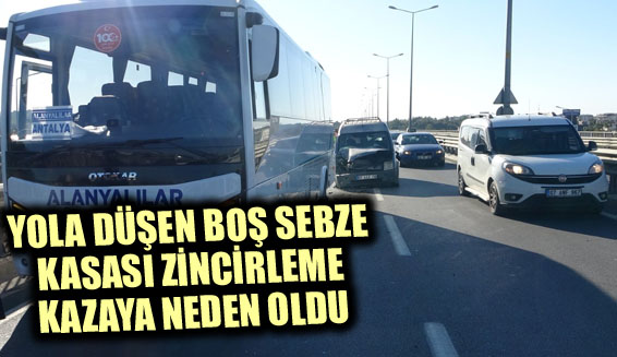 Yola düşen boş sebze kasası zincirleme kazaya neden oldu