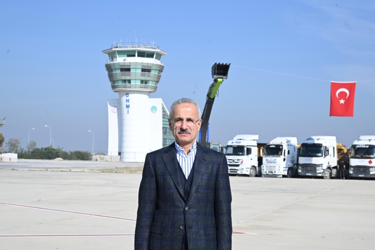 Bakan Uraloğlu, Hatay Havalimanı’nda yenileme çalışmalarını inceledi