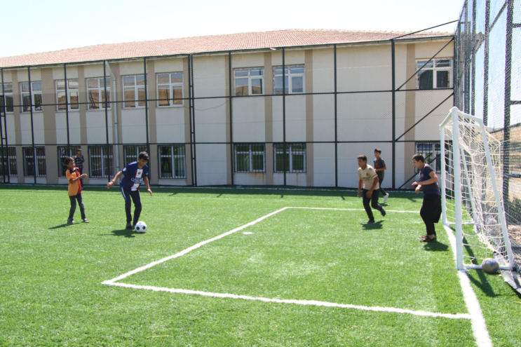 Haliliye Belediyesi’nden 21 adet sentetik halı saha