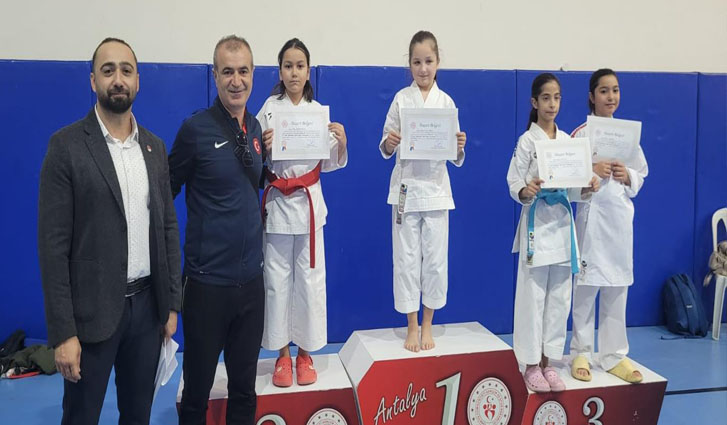 Kemer belediyesi karate takımından 14 madalya