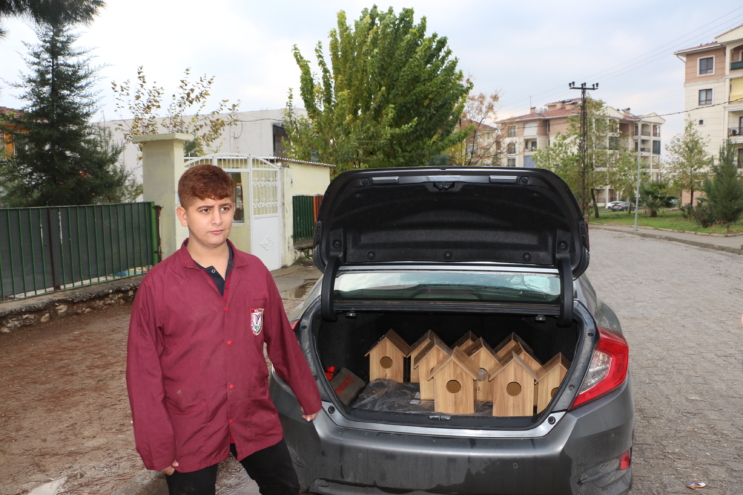 Öğrenciler atık malzemelerden kedi ve kuş yuvalarını üretiyorlar