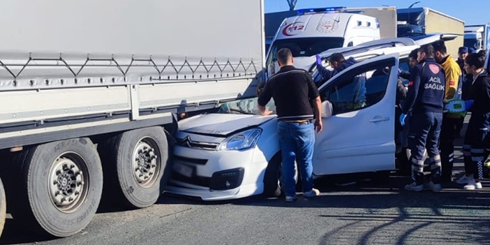 Trabzon’da bir aracın tıra arkadan çarpması sonucu 1’i ağır 4 kişi yaralandı