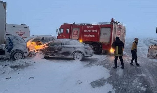 Yoğun kar yağışı kazaları da beraberinde getirdi