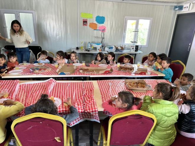 Adıyaman’da depremden etkilenen çocuklar ilk kez pizza ile tanıştı