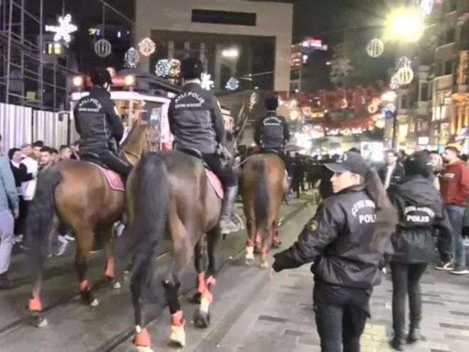 Atlı Polisler İstiklal Caddesi’nde Devriyede