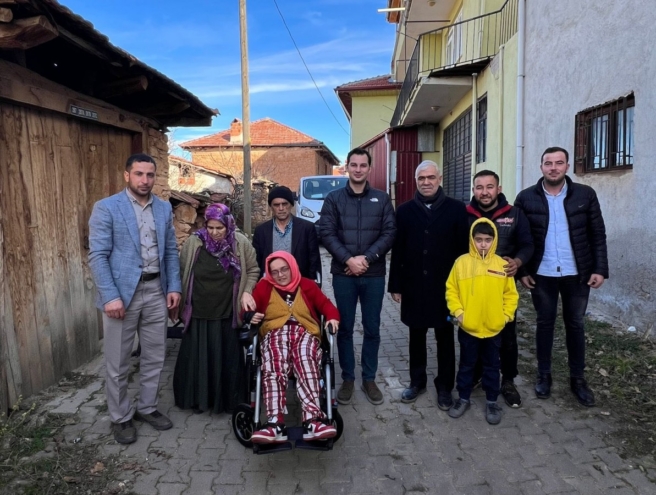 Ayşe’ye şarjlı tekerlekli sandalye verdi