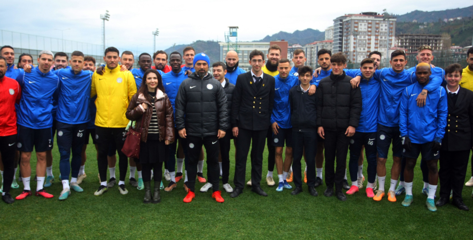 Denizci öğrenciler Rizesporlu futbolcuları ziyaret etti