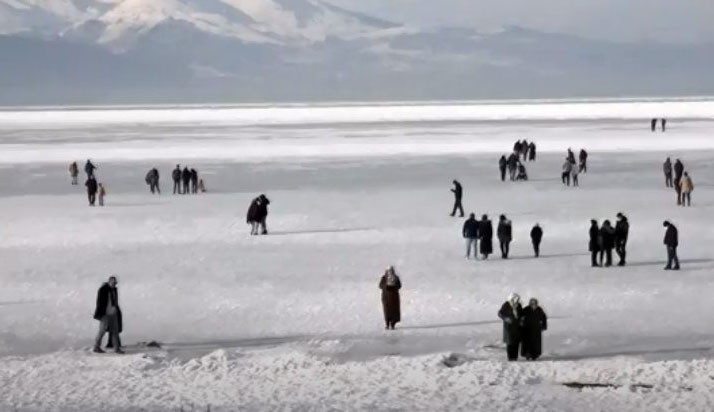 Gençlerin donan gölde eğlenceli anları böyle son buldu