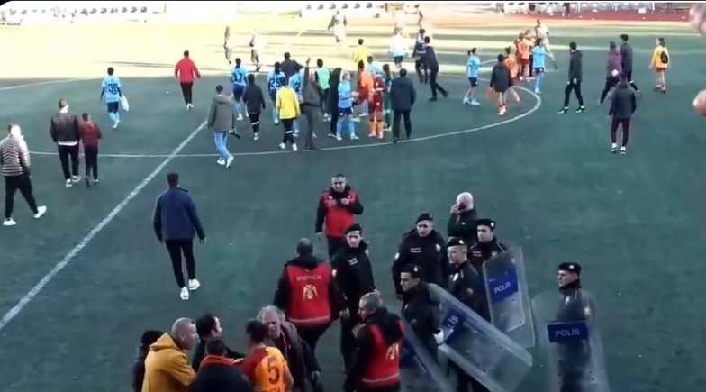 Kadınlar Ligi’nde kavga; kadın futbolcular birbirine girdi