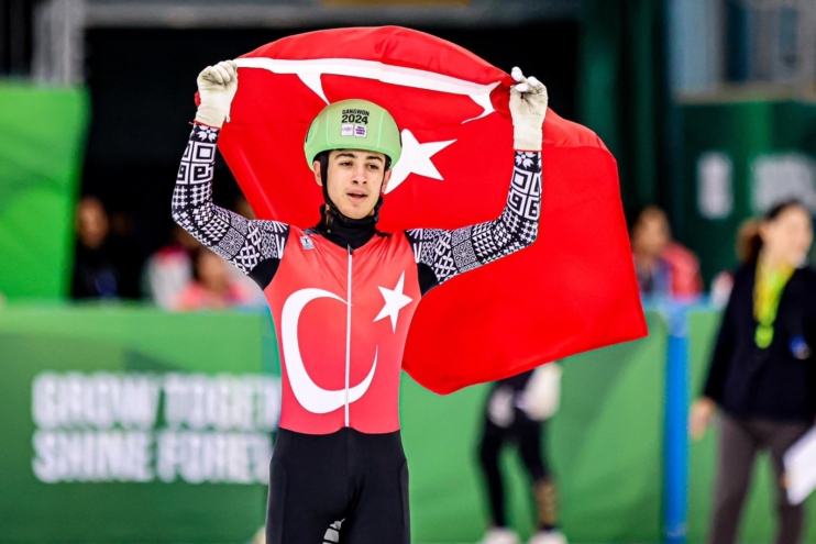 Kış Gençlik Olimpiyat Oyunları tarihinde ilk madalya