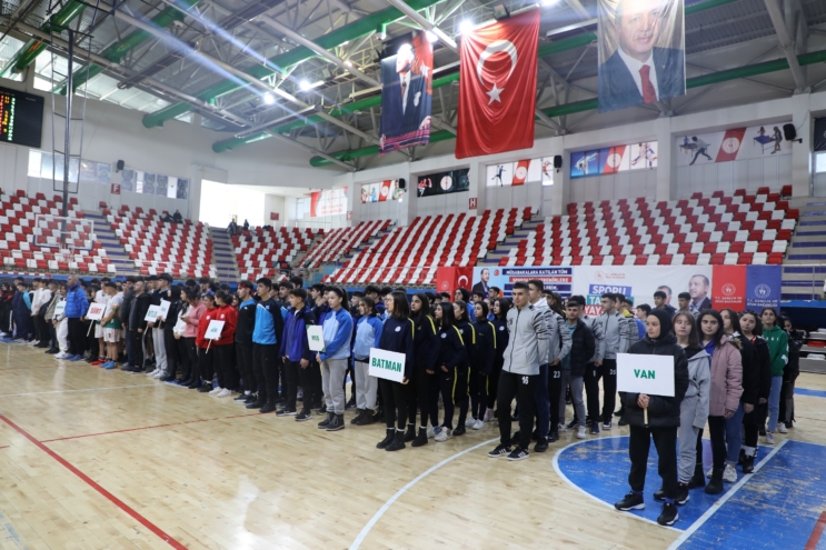 Okul sporları gençler basketbol grup müsabakaları Ağrı’da başladı