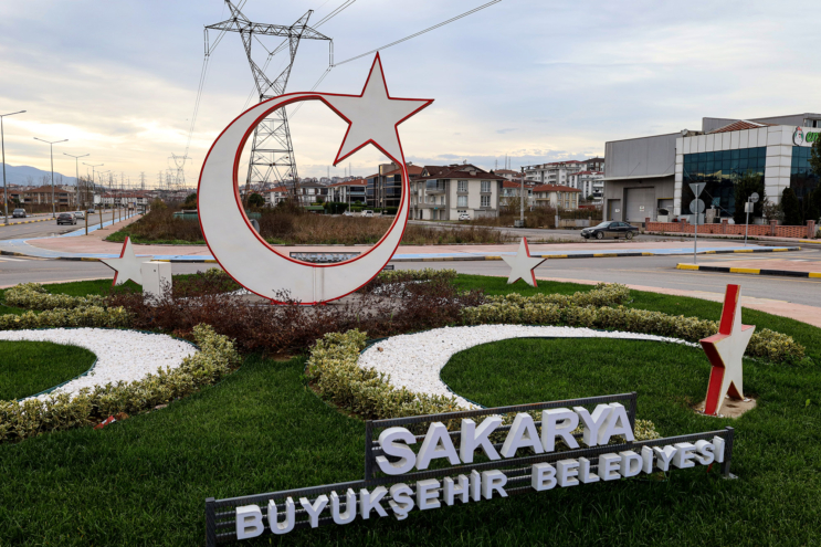 Sakarya Büyükşehir Şehit İlhan Aras’a ‘ay yıldızla’ güzellik kattı