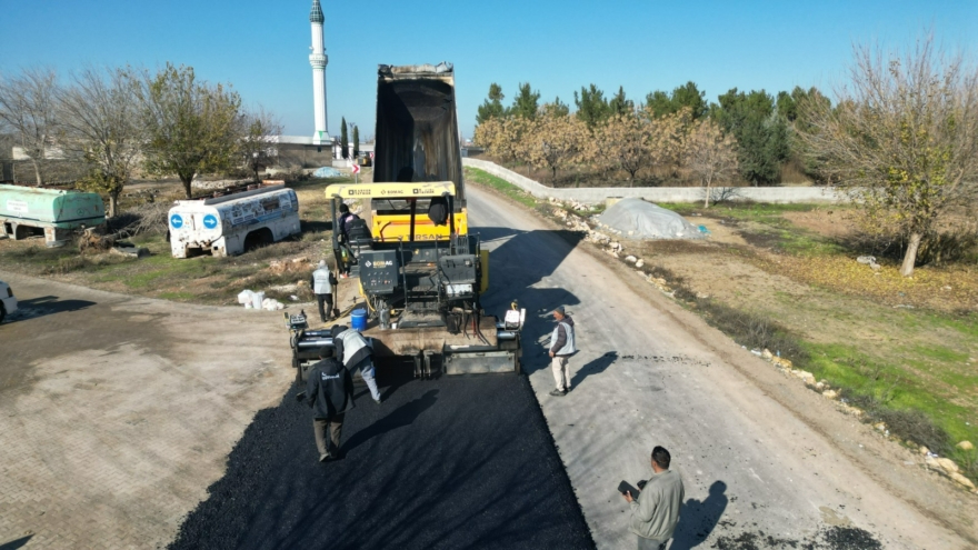 Şanlıurfa’da Suruç Bostancı grup yolunda sıcak asfalt çalışması yapıldı