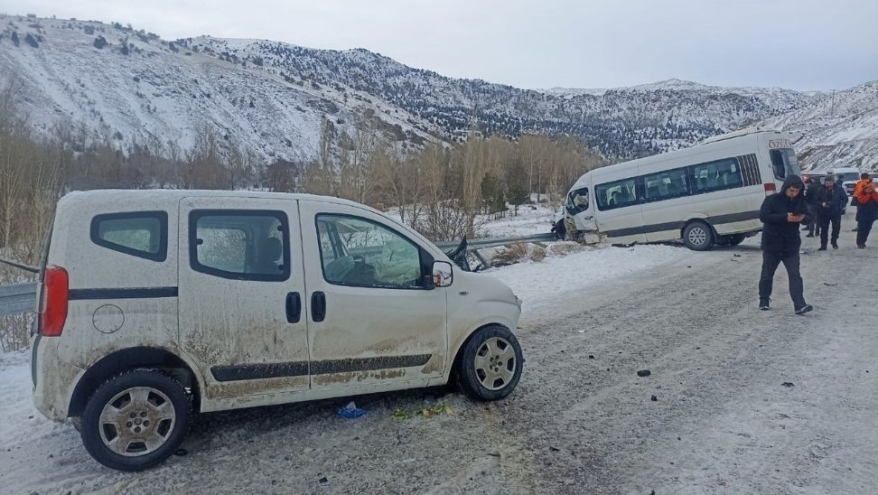 Sivas’ta buzlu yolda minibüs ile otomobil çarpıştı; 26 yaralı