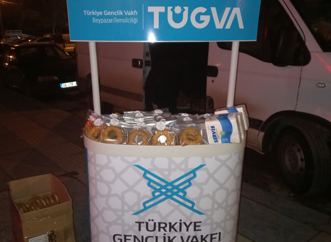 TÜGVA Vakfı Başkanı Serkan Acıerik, Kandil simidi dağıttık