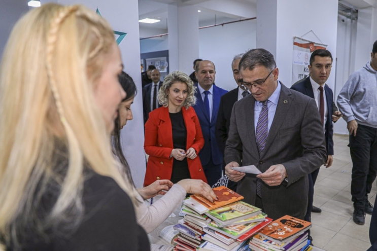 Van Valisi Ozan Balcı takdir alan 30 bin öğrenciye kitap gönderdi