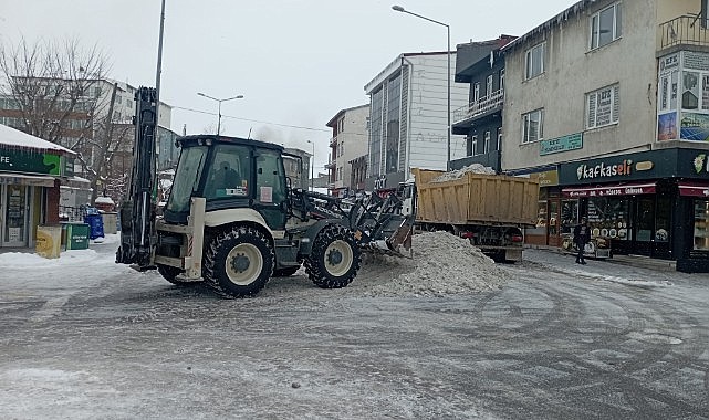 Yol ve kaldırımlar temizleniyor