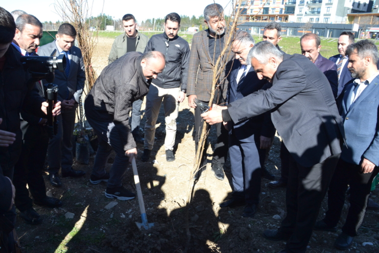 460 Meyve fidanı toprakla buluştu