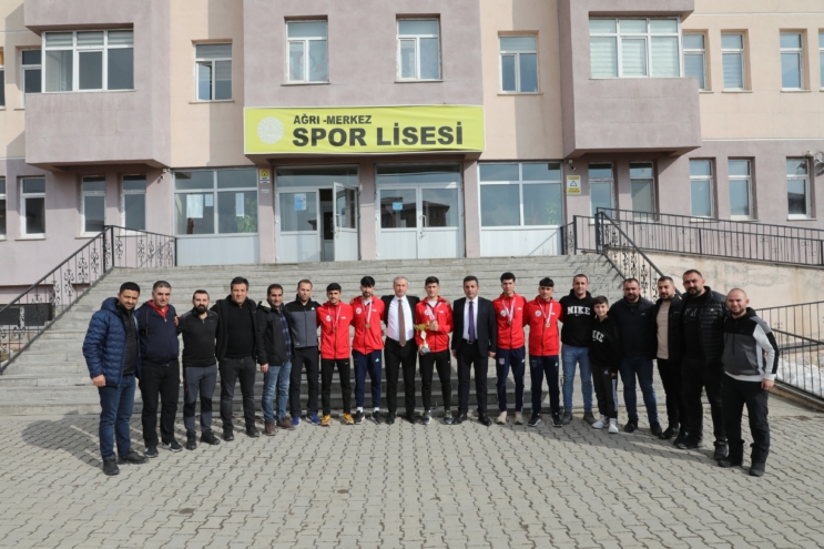 Ağrı Spor Lisesi kros şampiyonları coşkuyla karşılandı