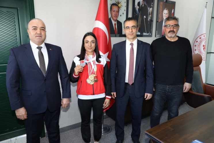 Ağrılı sporcu Seher Kaçmaz başarıya doymuyor