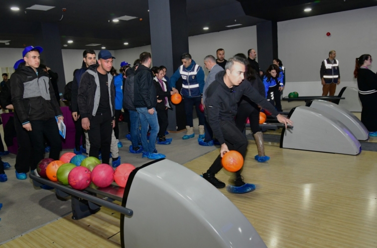 Ardahan Valisi Hayrettin Çiçek öğrencilerle bowling oynadı