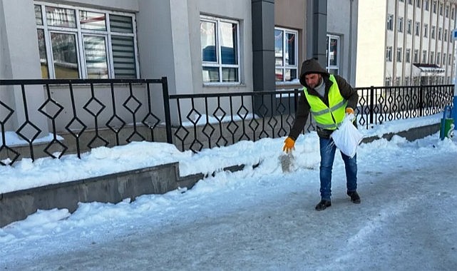 Ardahan’da kaldırımlar elle tuzlandı