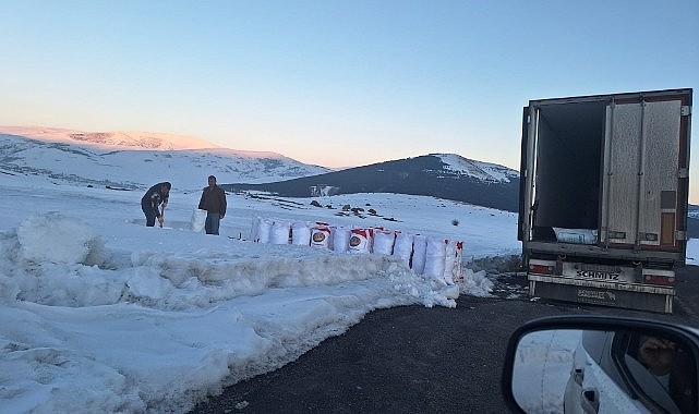 Ardahan’dan gelen tırlar kar yüküyle yola çıkıyor