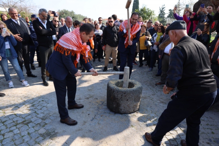 Badem çiçeği festivalinde Keşkek taşında buğday ezdi