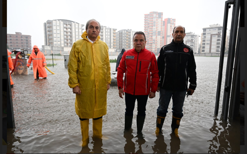 Başkan Muhittin Böcek sel bölgesinde