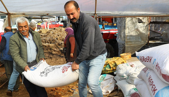 Büyükşehir 2 bin 403 personelle afetzedelerin yanında