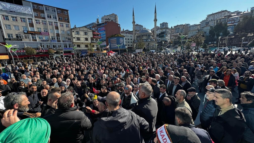 ÇAYKUR Mevsimlik İşçileri Kadro Taleplerini Gündeme Taşımak İçin Rize Meydanında Buluştu