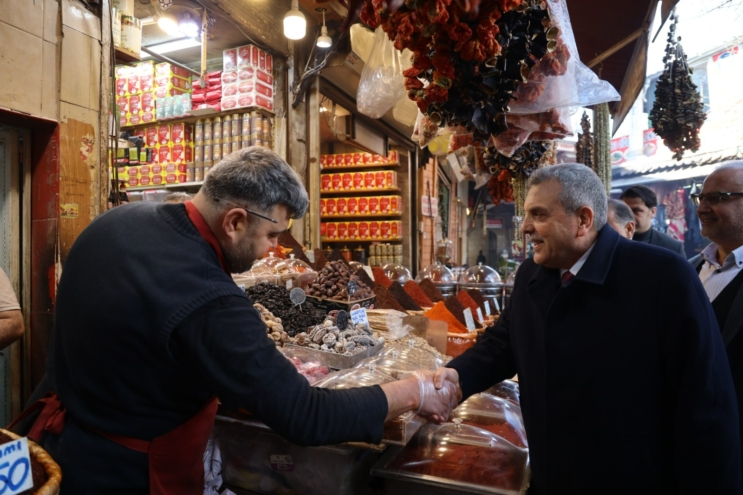 Gönüllerin başkanı esnafla kucaklaştı