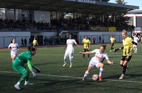 Kadın Futbol Süper Ligi’nde rekabet kıran kırana devam ediyor