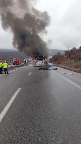 Kamyona çarpan yolcu otobüsü alevler içinde kaldı