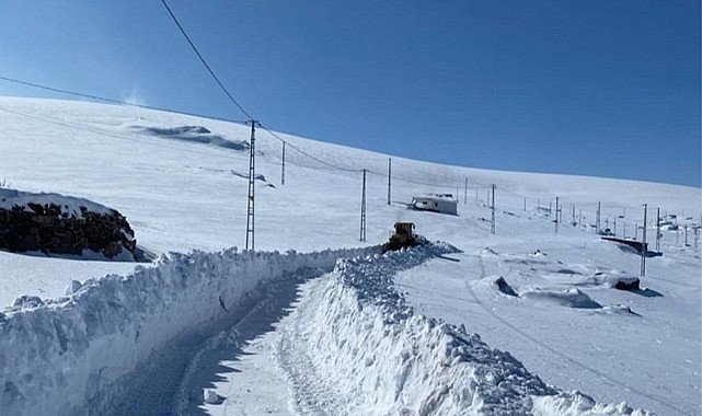 Kapanan köy yolları açılmaya başlandı