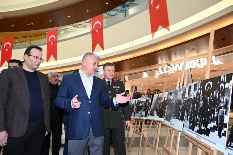 Malatya Valisi Yazıcı kahramanların fotoğraflarını inceledi