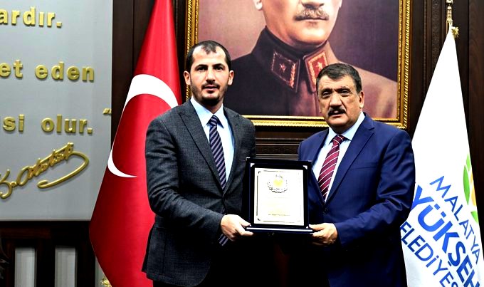 Meclis Üyesi Karakaş’a Başkan Gürkan’dan anlamlı plaket