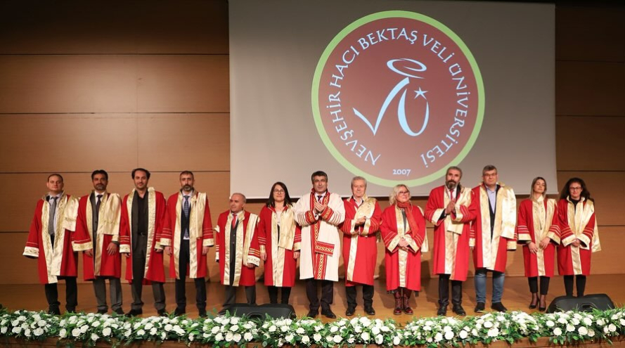 NEVÜ’de öğretim üyelerine cübbe giydirme töreni düzenlendi