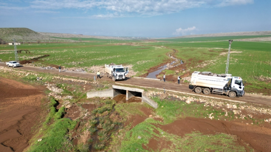 Taşkında zarar gören yollar ve köprüler onarılıyor