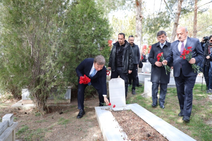 32 yıl önce depremde hayatını kaybedenler anıldı