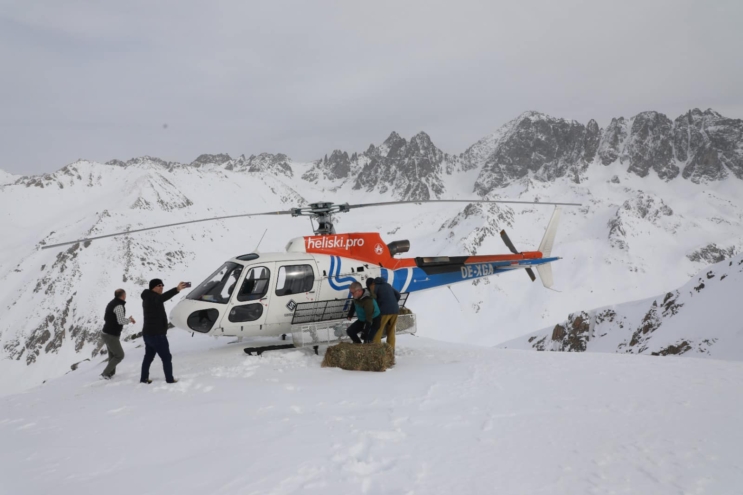 Ayder Heliski’den sosyal sorumluluk örneği; Yaban hayvanlarına helikopterle yem