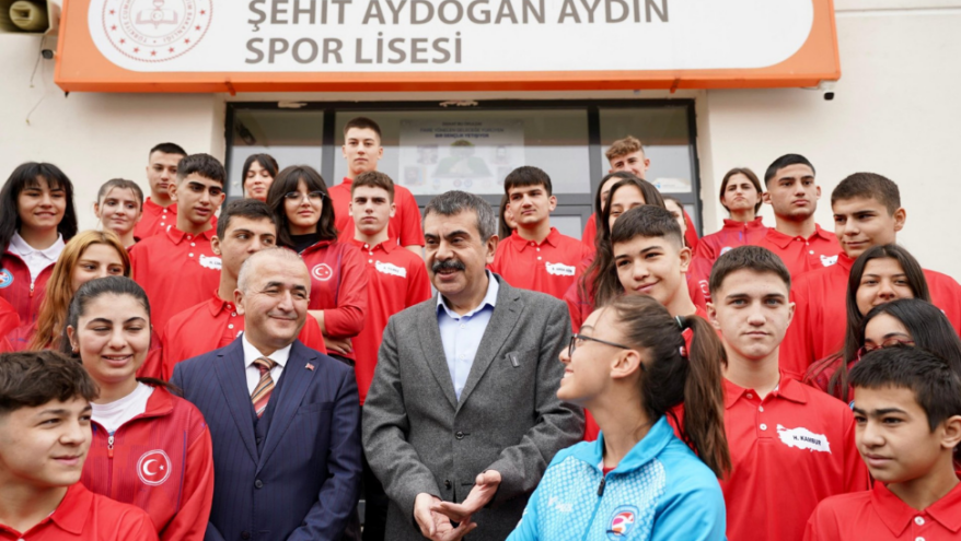 Bakan Tekin, Tokat’ta öğretmen ve öğrencilerle buluştu